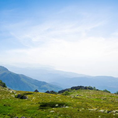 Dağ vadisi sabah erken saatlerde mavi bir sis içinde, açık hava seyahat sahnesi.