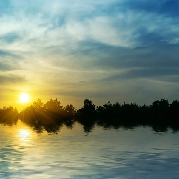 Dramático Atardecer Reflejado Lago Tranquilo Fondo Aire Libre Noche —  Fotos de Stock