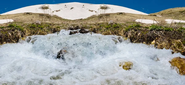 Řeka Řítí Jarní Hoře — Stock fotografie