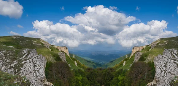 Groene Bergvallei Onder Een Bewolkte Hemel Zomer Berglandschap — Stockfoto