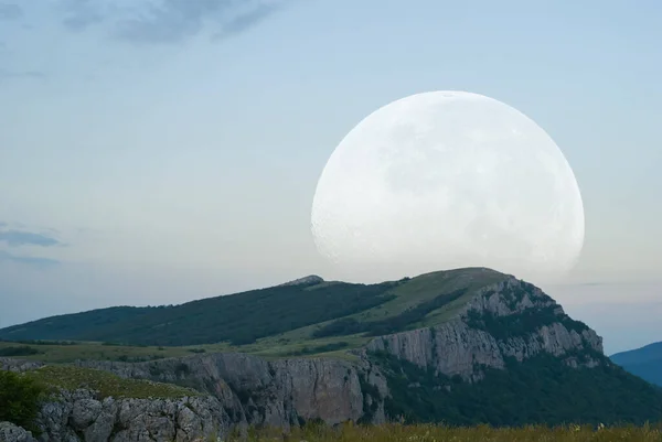 Lua Enorme Subindo Sobre Cume Montagem Crepúsculo Fantasia Estilizada Cena — Fotografia de Stock