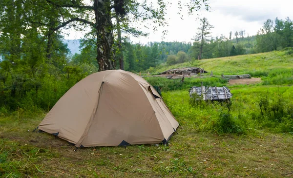 森の中の観光テントの閉鎖旅行のシーン — ストック写真