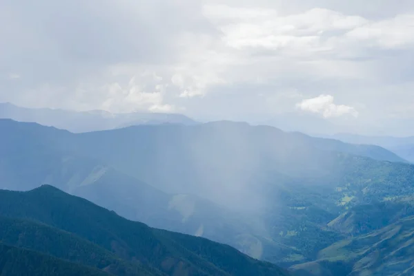 Silhouette Cresta Montagna Una Nebbia Dense Nuvole Sfondo Naturale All — Foto Stock