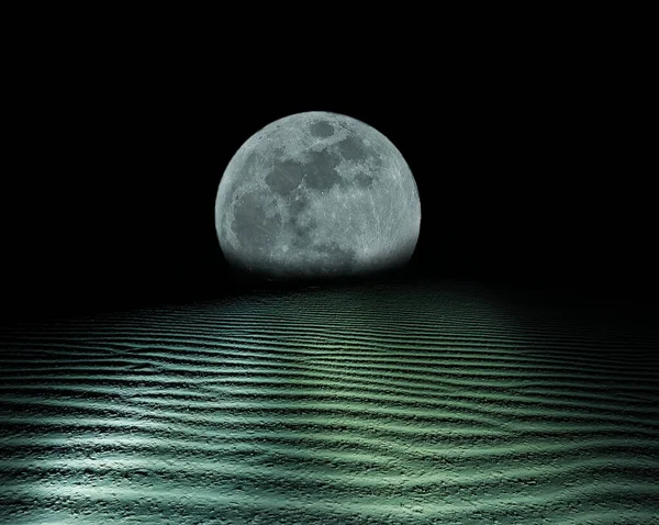 Lua Enorme Levantando Sobre Uma Noite Deserto Arenoso — Fotografia de Stock