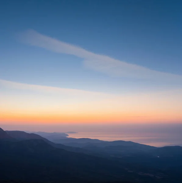 Horský Řetěz Nad Mořským Zálivem Před Východem Slunce Časná Ranní — Stock fotografie