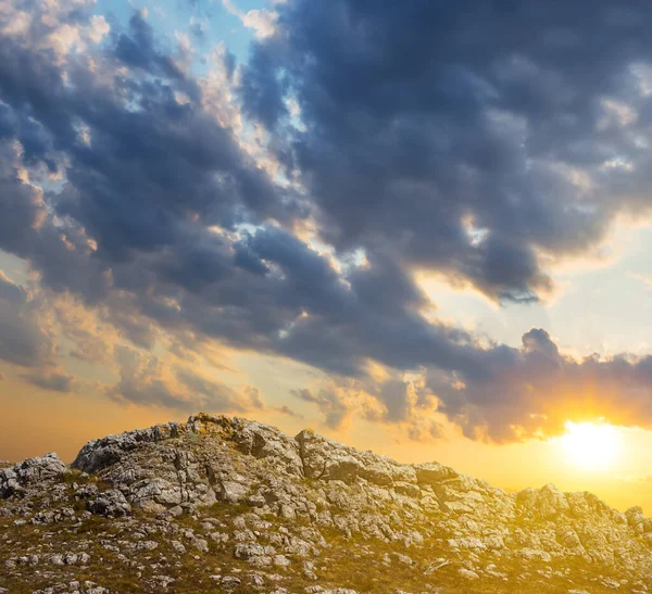 Kamenitý Vrchol Kopce Při Západu Slunce Venkovní Horská Krajina — Stock fotografie