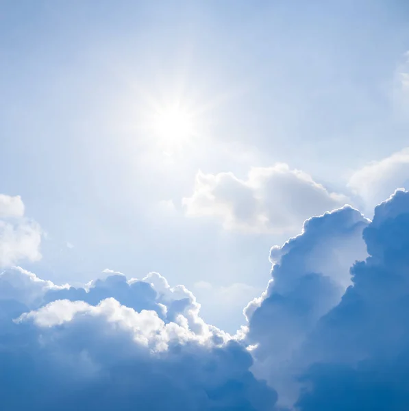 Fonkelende Zon Tussen Een Dichte Cumulus Wolken Natuurlijke Achtergrond — Stockfoto