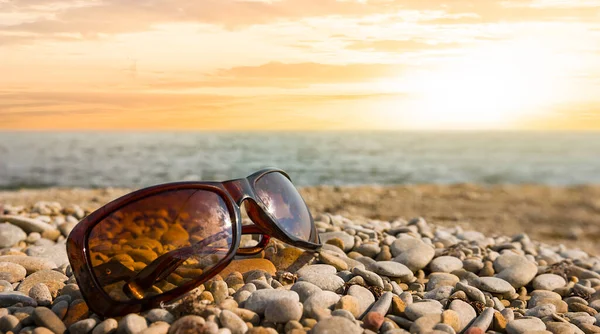 Occhiali Sole Primo Piano Trovano Una Spiaggia Mare Sassoso Tramonto — Foto Stock