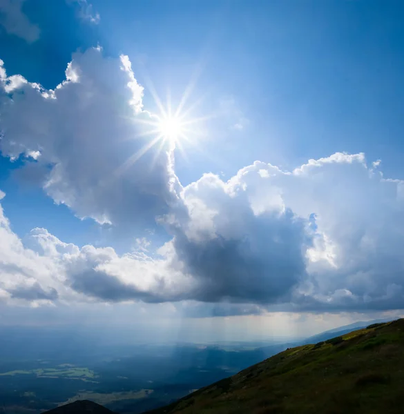 Monte Inclinação Nuvens Densas Luz Sol Brilhante — Fotografia de Stock