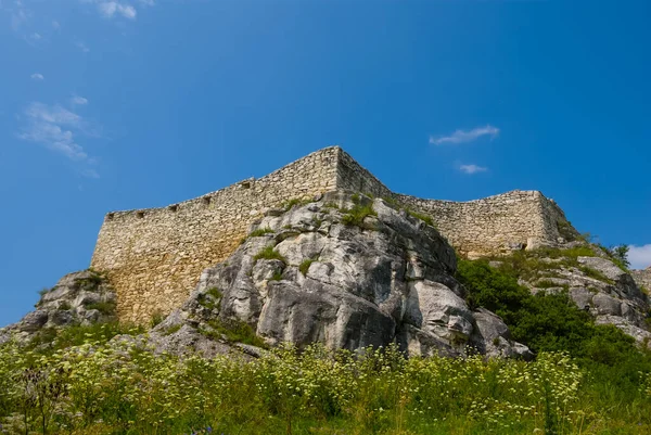 Middeleeuws Kasteel Een Top Van Rotsachtige Heuvel — Stockfoto