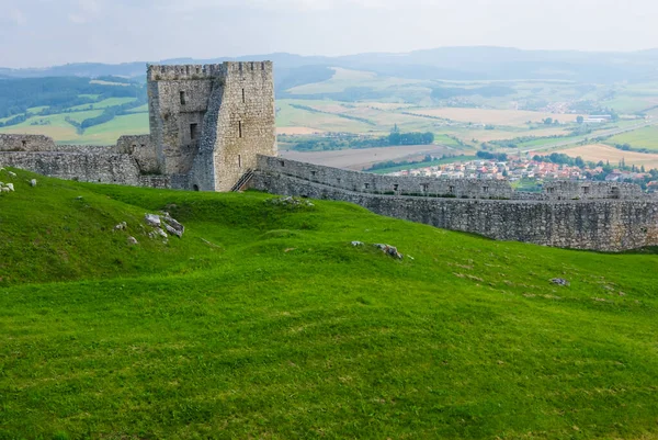 Yeşil bir tepede ortaçağ kalesi