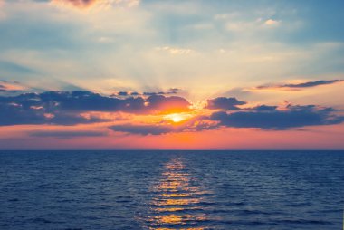 Zümrüt yaz deniz kıyıları gün batımında