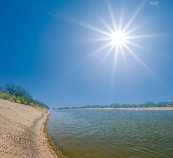 夏の日の灌漑水路は — ストック写真