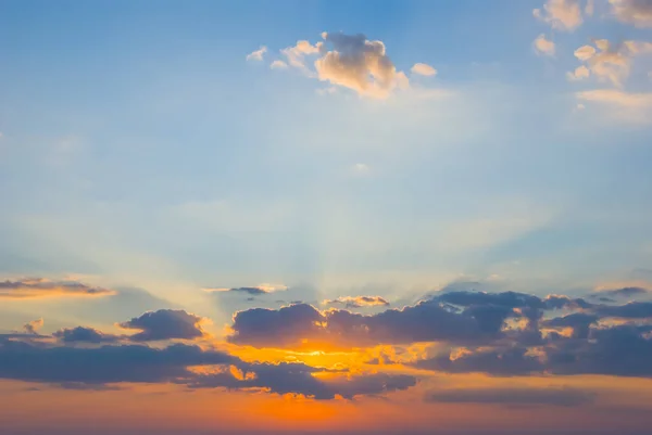 Abend Tief Stehende Sonne Bewölkten Himmel Dramatischer Sonnenuntergang — Stockfoto