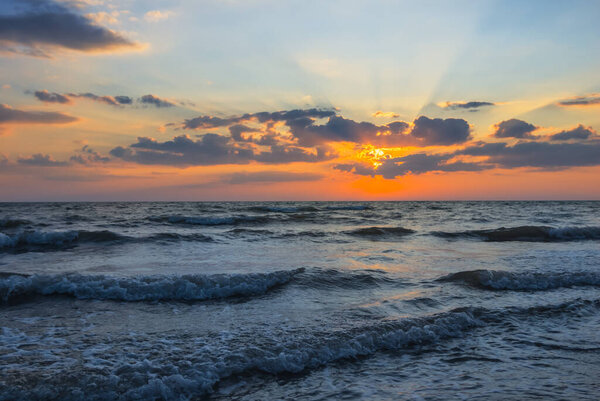 изумрудный летний морской берег на закате