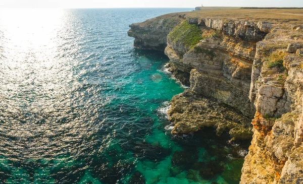 Yüksek Kayalık Deniz Kıyısı Yaz Tatili Sahnesi — Stok fotoğraf