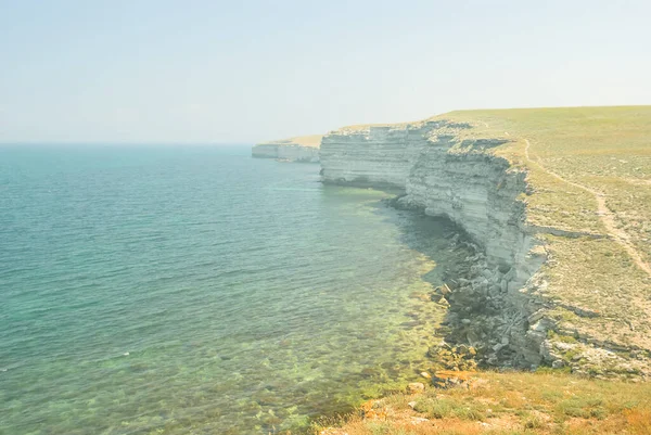 Hohe Felsige Meeresküste Sommerliche Maritime Urlaubsszene — Stockfoto