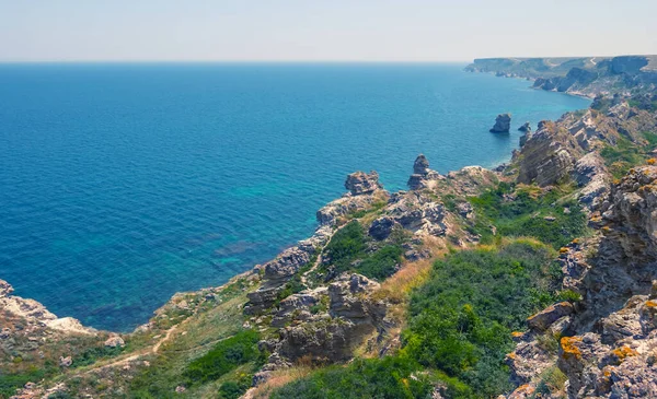 Hoge Rotsachtige Zeekust Zomer Marine Vakantie Scene — Stockfoto