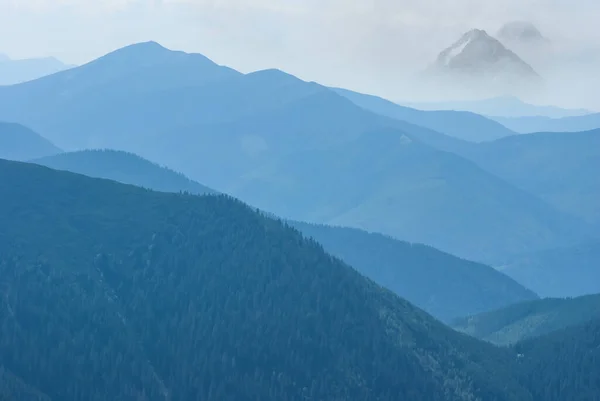 Silhouette Cresta Montagna Una Nebbia Blu — Foto Stock