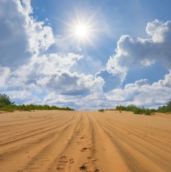 Brede Zandwoestijn Onder Een Sprankelende Zon — Stockfoto