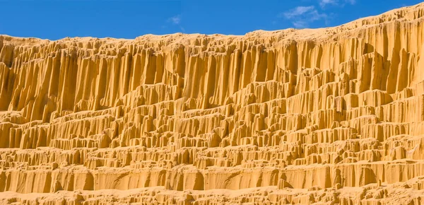 青い空の背景に高い砂の壁砂漠の風景 — ストック写真