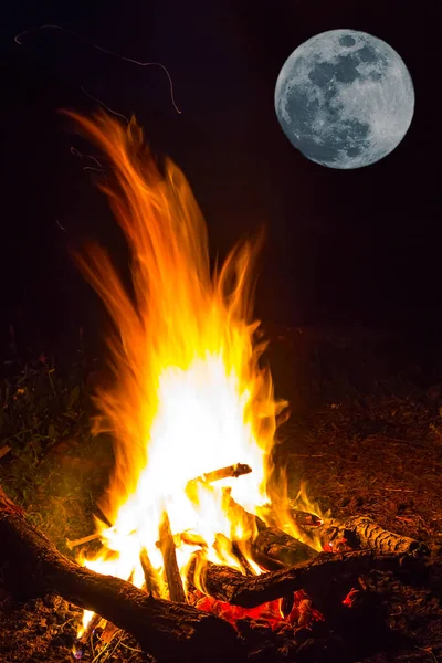 Gros Plan Feu Camp Sous Une Énorme Lune Scène Nuit — Photo