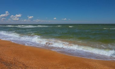 Dalgalı kumlu sahil, yaz tatili sahnesi