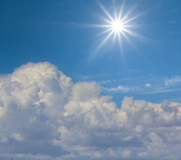 Närbild Enorma Cumulus Moln Blå Himmel Gnistrande Sol — Stockfoto