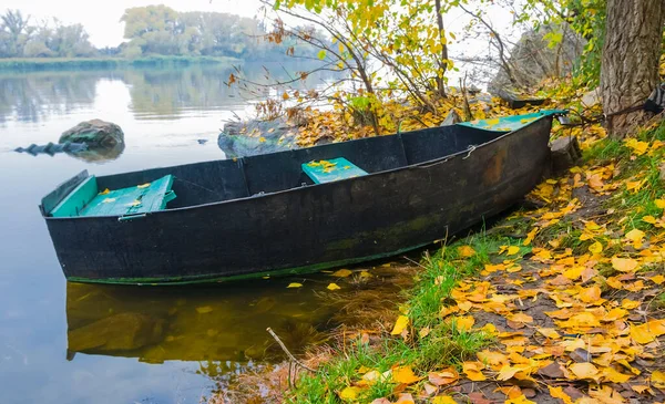 Kleines Ruderboot Der Nähe Einer Flussküste Herbst Wasserfahrt Natürlicher Hintergrund — Stockfoto