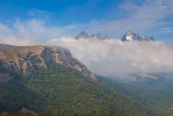 Bergplateau Nebel Und Dichten Wolken Outdoor Reisehintergrund — Stockfoto
