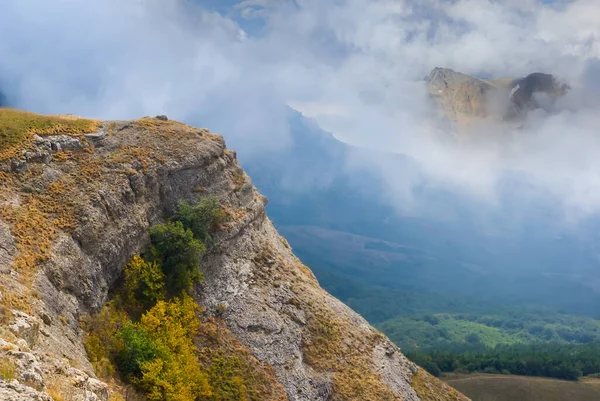 Mount Slope Mist Dense Clouds Outdoor Travel Background — Stock Photo, Image