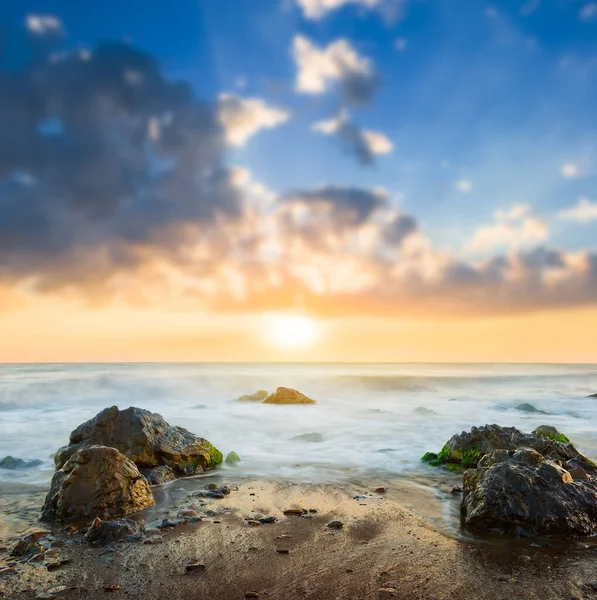 Moře Pobřeží Kameny Časné Ráno Venkovní Letní Dovolená Scéna — Stock fotografie