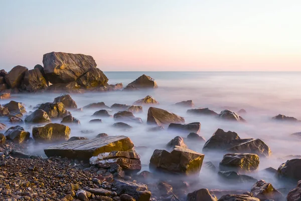 Zee Kust Met Stenen Vroege Ochtend Buiten Zomer Reizen Vakantie — Stockfoto