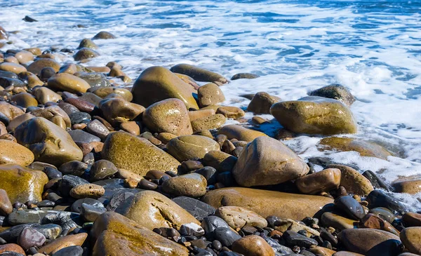 海岸近くの石造りのビーチ夏休みのシーン — ストック写真