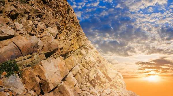 Akşam Güneşinin Işığında Yamaç Tepesi Dağ Günbatımı Arka Planı — Stok fotoğraf