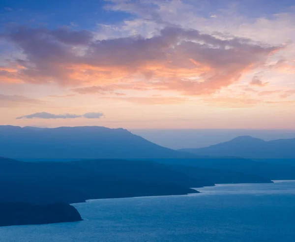 Bahía Mar Con Silueta Costa Rocosa Amanecer Mar Una Escena — Foto de Stock