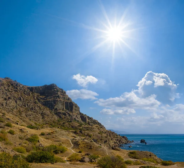 Berget Lutning Över Ett Hav Sommaren Solig Dag — Stockfoto