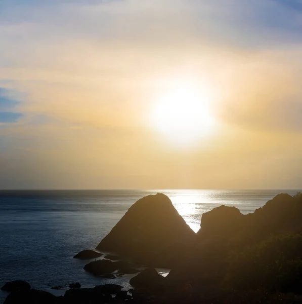 Deniz Kıyısı Sabah Erkenden Taşlarla Dolu Açık Havada Yaz Tatili — Stok fotoğraf