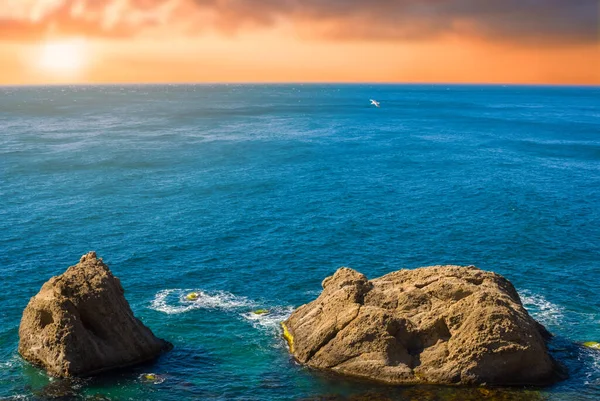 Zee Kust Met Stenen Vroege Ochtend Buiten Zomer Reizen Vakantie — Stockfoto