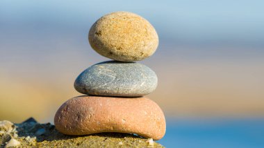 Deniz kıyısında küçük deniz çakıl taşları yığını, açık deniz yaz arkaplanı.