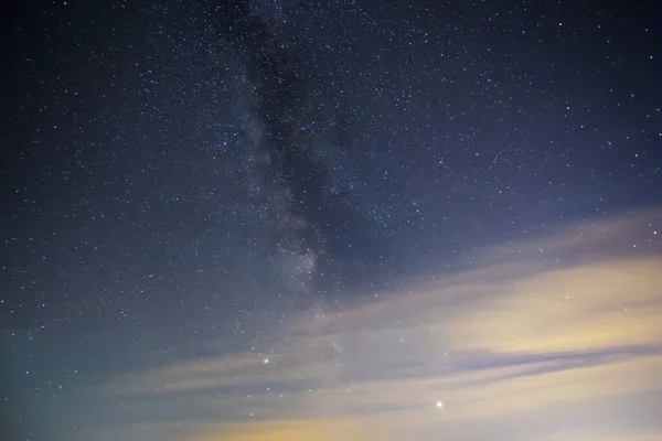 Νύχτα Έναστρο Ουρανό Σύννεφα Και Γαλακτώδες Τρόπο Υπαίθριο Φυσικό Νυχτερινό — Φωτογραφία Αρχείου