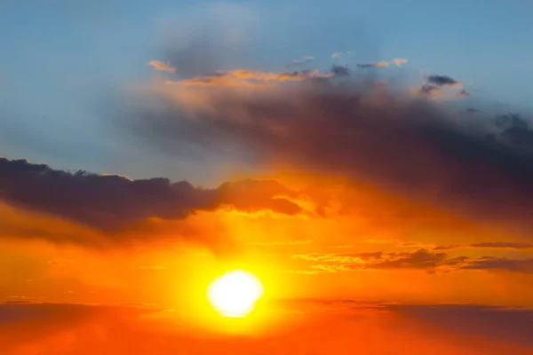 Yakın Çekim Akşam Güneşi Yoğun Bulutların Arasında Dramatik Günbatımı Arka — Stok fotoğraf