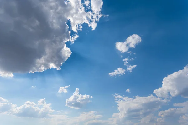Mooie Blauwe Bewolkte Lucht Een Zonlicht — Stockfoto