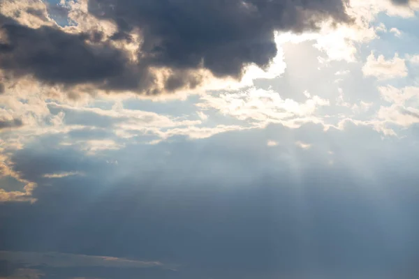 Beau Ciel Nuageux Bleu Dramatique Dans Soleil — Photo