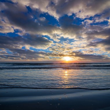 Sakin bir deniz koyunda gün batımı, yaz tatili sahnesi