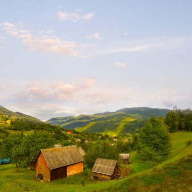 Yeşil bir dağ vadisinde küçük bir köy