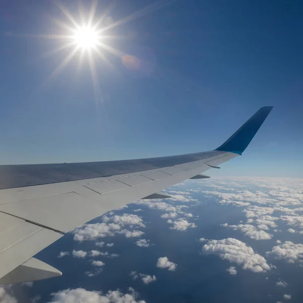 Vista Aeroplano Cielo Nuvoloso Sole Scintillante Sfondo Viaggio — Foto Stock