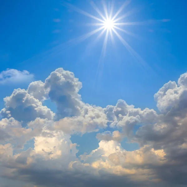 Iskrzące Słońce Nad Gęstym Cumulus Chmury Błękitne Niebo Naturalne Tło — Zdjęcie stockowe