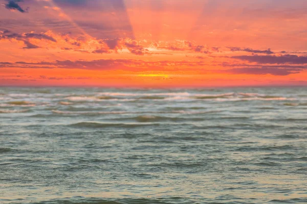 Mare Color Smeraldo Rosso Drammatico Tramonto — Foto Stock