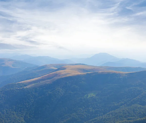 Cresta Montagna Una Nebbia Blu Sfondo Viaggio Montagna All Aperto — Foto Stock